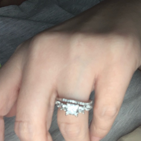 VERRAGIO Engagement Ring Princess cut 3 stone size 6.5. 6,500 for the ring. - Picture 10 of 15